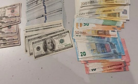 Zeci de mii de euro și dolari găsiți în bagajul unei conaționale
