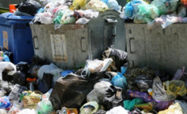 Улица в Дурлештах завалена мусором