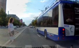 Троллейбус чуть не сбил пешехода