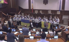 Corul din Vinița în vizită la Parlament Imnul Ucrainei a răsunat în sala de plen