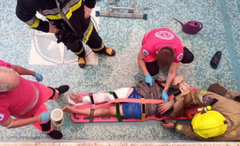 Un bărbat a fost salvat de pompieri după ce a căzut întrun bazin fără apă