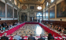 КС запросил мнение Венецианской комиссии относительно запрета георгиевской ленты