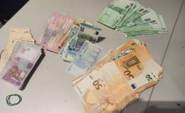 Valută nedeclarată în sumă de 12500 euro și 7900 dolari găsită la o pasageră pe Aeroportul Chișinău
