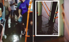 В Интернете разразились споры вокруг кадров затопленного троллейбуса в Кишиневе