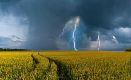 Meteorologii anunță Cod Galben de averse cu descărcări electrice și vînt puternic