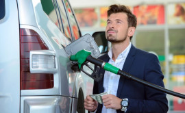 În Moldova benzina continuă să se ieftinească în timp ce motorina se sumpește