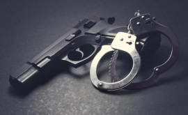 Polițiștii au găsit arme la domiciliul unui bărbat