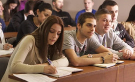 Studenţii refugiaţi din Ucraina îşi vor putea continua studiile în R Moldova