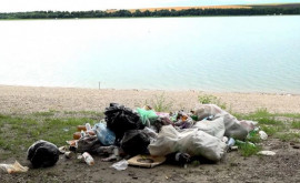 Свалка в зоне отдыха берег реки Прут заполнен мусором