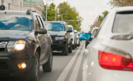 Flux sporit de mașini pe mai multe străzi din oraș