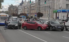 O mașină cu numere diplomatice implicată întrun accident în centrul capitalei