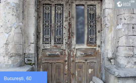 Старинная дверь в Кишиневе почти разрушенная безразличием и безответственностью людей