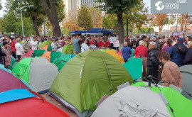 Poliția a cerut interzicerea corturilor din fața Parlamentului