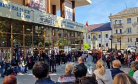 У здания театра Чехова проходит митинг
