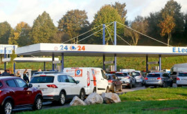 Franța rămîne fără combustibil Cozi de mașini la benzinării