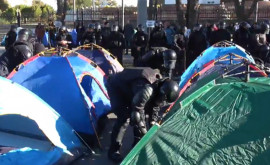 Полицейские убрали палатки блокирующие движение у зданий парламента и аппарата президента