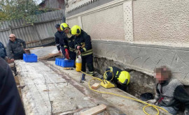 Пожарные спасли мужчину застрявшего под бетонной плитой