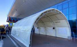 Пограничная полиция устанавливает палатки в аэропорту