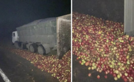 Un camion plin cu mere sa răsturnat pe carosabil