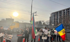 Azerii din Moldova au organizat un pichet pașnic lîngă Ambasada Franței