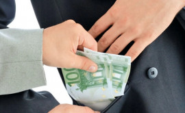 Un avocat a fost reținut după ce a cerut mită de 30 de mii de euro