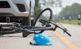 O fată de 13 ani a fost lovită de un biciclist și a plecat de la fața locului