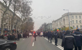 Полиция требует от протестующих перед Генпрокуратурой освободить проезжую часть