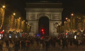 Au fost aprinse luminițele de Crăciun pe Champs Elysee