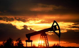 Prețurile mondiale ale petrolului au scăzut la minimum în ultimele două luni