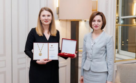 Maia Sandu ia înmînat scriitoarei Tatiana Țîbuleac Ordinul Republicii în timpul vizitei la Paris