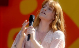 Florence Welch îşi anulează turneul din Marea Britanie după ce şia fracturat un picior pe scenă