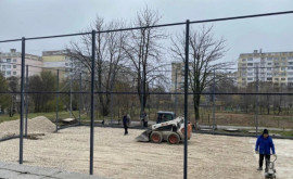La Liceul Dacia din capitală se construiește un teren nou de baschet