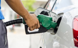 Prețurile stabilite de ANRE la produsele petroliere au scăzut sub 25 leilitru