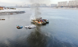 На юге Москвы загорелось пришвартованное судно
