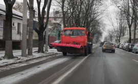 Iarna își intră în drepturi Tone de material antiderapant împrăștiate pe drumurile capitalei