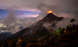 Впечатляющее извержение вулкана Фуэго Столб пепла поднялся более чем на два километра