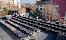 Pe acoperișul Centrului de Cultură și Artă Ginta Latină din Capitală au fost instalate panouri fotovoltaice