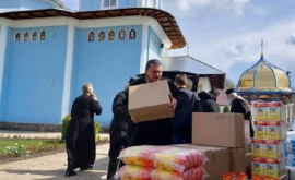 Episcopul de Bălţi a împărțit pachete sociale în raionul Fălești
