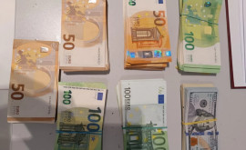 O pasageră a cursei ChișinăuViena a încercat să transporte o sumă mare de bani 