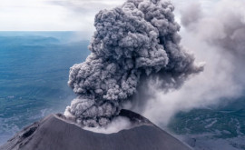 Un vulcan din Indonezia a intrat în erupție