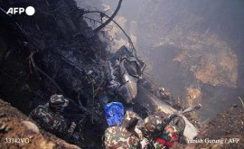 На месте крушения самолета в Непале нашли выживших