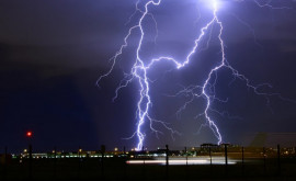 Oamenii de știință au reușit pentru prima dată să controleze fulgerele