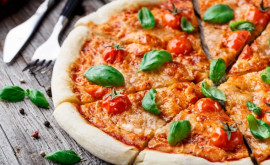 Vestita pizza italiană sa scumpit cu aproape 30 la sută