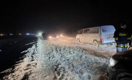 За последние сутки спасатели вытащили множество автомобилей из снега