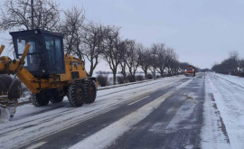 Снегопад на юге и севере страны вывел дорожных рабочих на автомобильные трассы