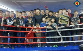 Campionul mondial la box printre profesioniști în vizită în Moldova
