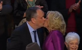 Джилл Байден случайно поцеловала в губы мужа вицепрезидента Камалы Харрис