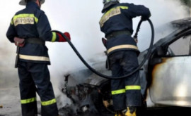 Incendiu puternic în Chișinău Un automobil mistuit de flăcări