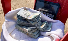 În Turcia sub dărîmături a fost găsită o sumă mare de bani