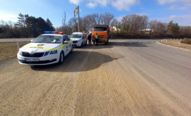 Полиция проверяет на трассах грузовые автомобили и автобусы
